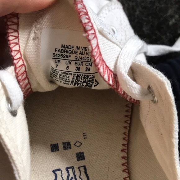 Low tops white converse - Picture 6 of 7